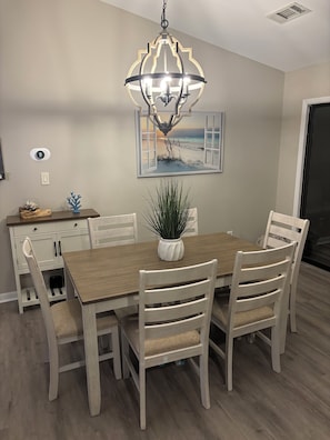 Dining - Surfside Hideaway! Dog friendly 3 bed, 2 bath home. Only 1 mile to beach! (Myrtle Beach)
