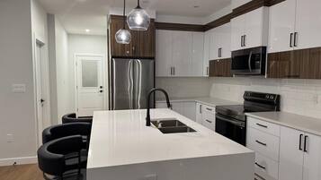 Kühlschrank, Mikrowelle, Ofen, Herdplatte