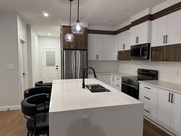 冷蔵庫、電子レンジ、オーブン、コンロ