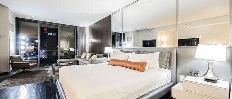 Bureau, fer et planche Ă repasser, Wi-Fi gratuit, draps fournis