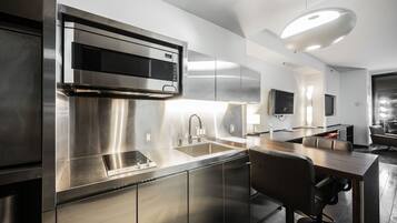 Geladeira, micro-ondas, cooktop, lava-louças