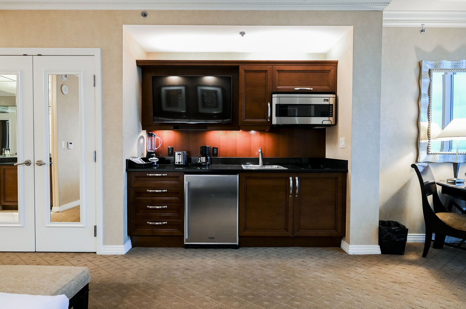 Coffee/tea maker, fridge, microwave, stovetop