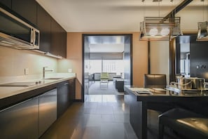 Geladeira, micro-ondas, cooktop, cafeteira/chaleira