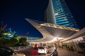 A modern building with a curved roof and a glass facade. - Vdara Studio • City View • Free Valet • Pool • L23 (Las Vegas)