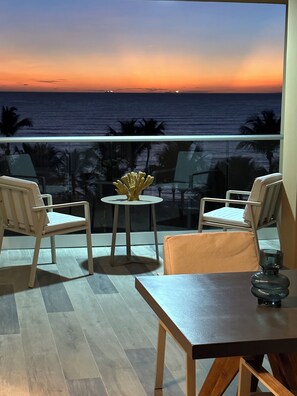 Outdoor dining - 3-bedroom, beachfront, duplex penthouse, jacuzzi (La Caña)