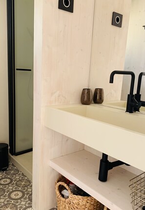 Shower, hair dryer, towels, shampoo - BUQEZ ECO RESORT - Villa 27 - directly by beach (Drage)
