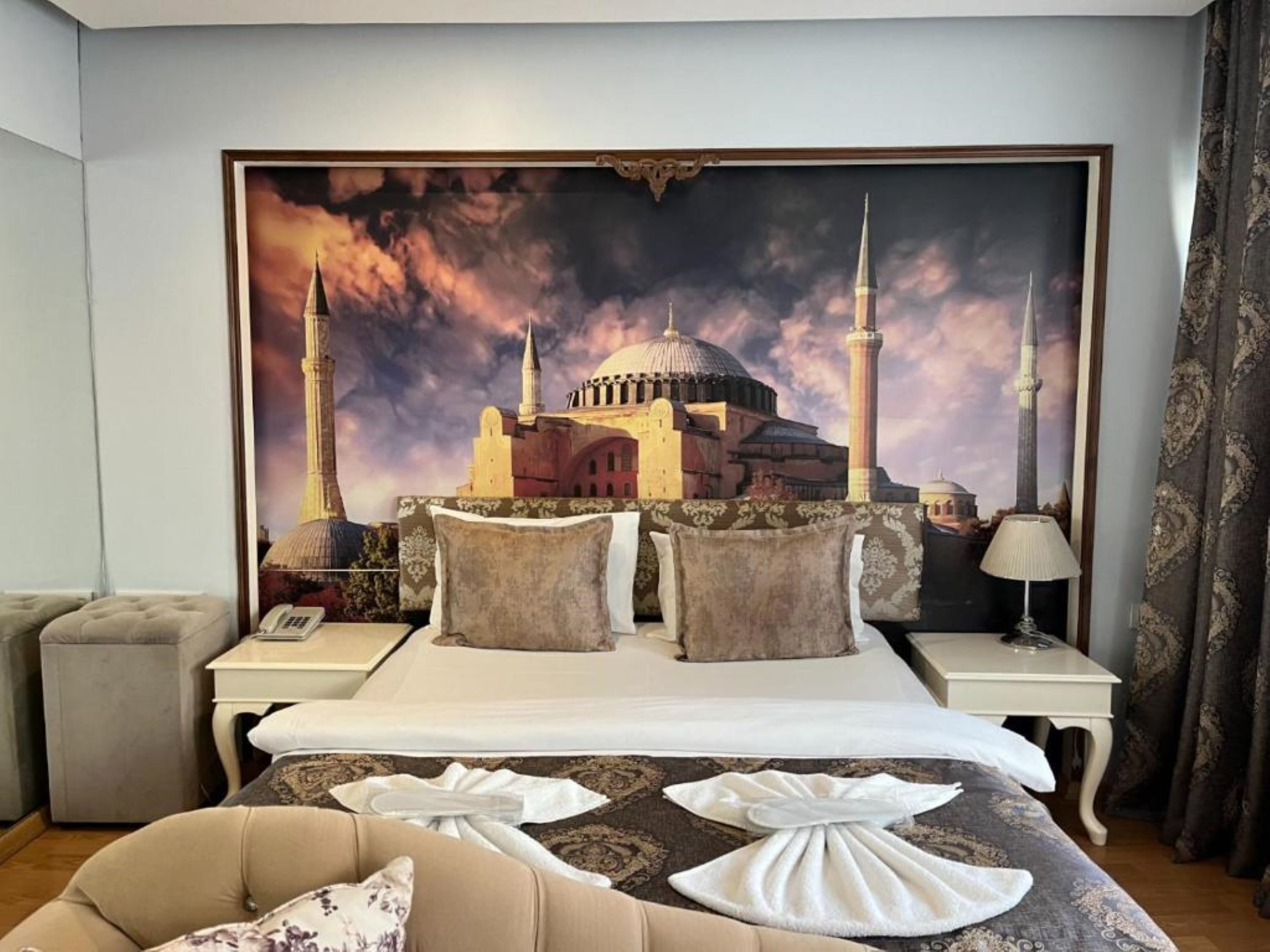 Egyptian cotton sheets, premium bedding, in-room safe, desk