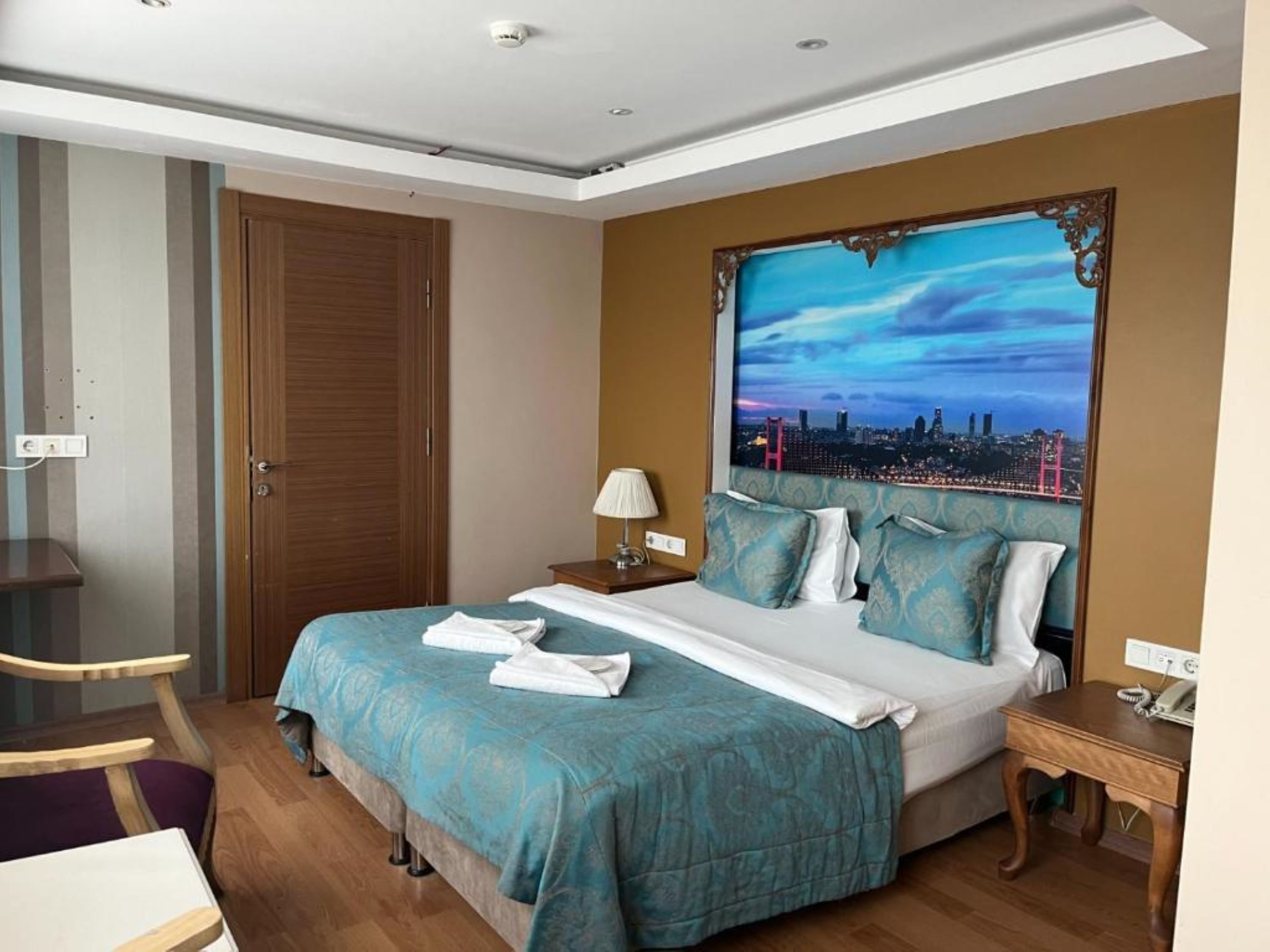 Egyptian cotton sheets, premium bedding, in-room safe, desk