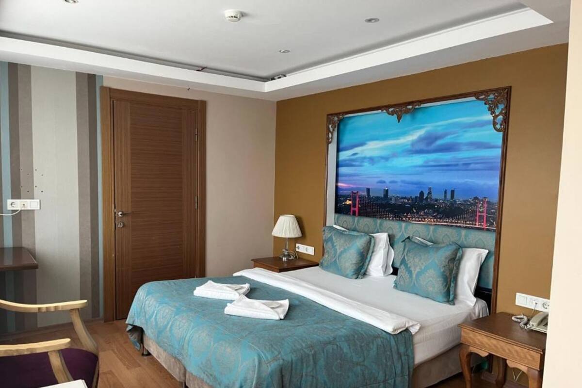 Egyptian cotton sheets, premium bedding, in-room safe, desk