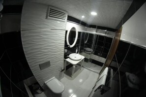 Shower, rainfall showerhead, free toiletries, hair dryer - Elite Dumanlar (Istanbul)
