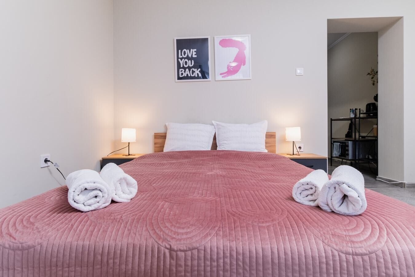 Tabla de planchar con plancha, wifi gratis y ropa de cama 