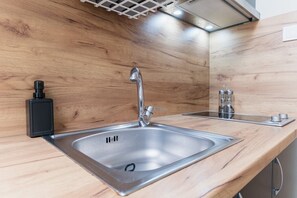 Kjøleskap, mikrobølgeovn, ovn og kokeplater