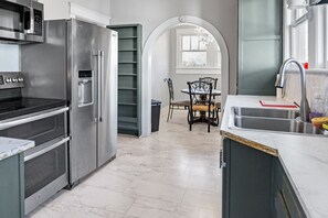 Private kitchen - Elegant Historic Home w/ Modern Touch in Florence (Florence)