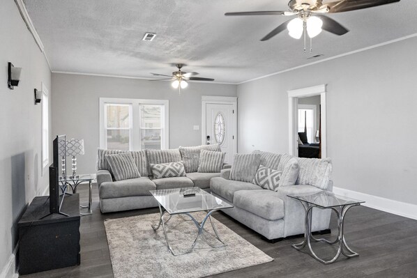 Living area - Elegant Historic Home w/ Modern Touch in Florence (Florence)