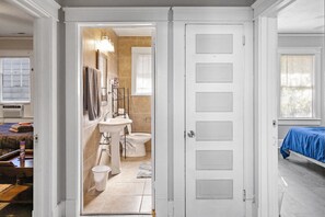 Towels, toilet paper - Elegant Historic Home w/ Modern Touch in Florence (Florence)