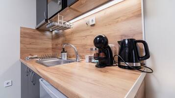 Kühlschrank, Mikrowelle, Wasserkocher mit Kaffee-/Teezubehör, Toaster