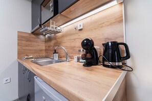 Kjøleskap, mikrobølgeovn, kaffetrakter/tekoker og brødrister