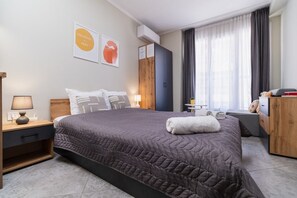 Tabla de planchar con plancha, wifi y ropa de cama 