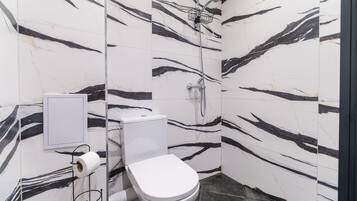 Articles de toilette gratuits, sĂšche-cheveux, serviettes fournies