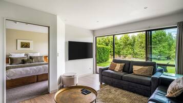 Apartment, Kitchen, Hill View | Living area