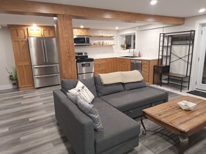 Televisie, een open haard en een stereo