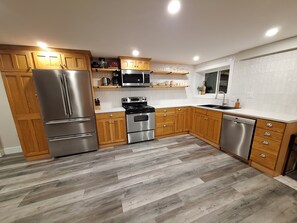Geladeira, micro-ondas, fogão, cooktop