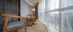 Suíte, vista para a cidade | Escrivaninha, espaço de trabalho para notebook, quartos à prova de som