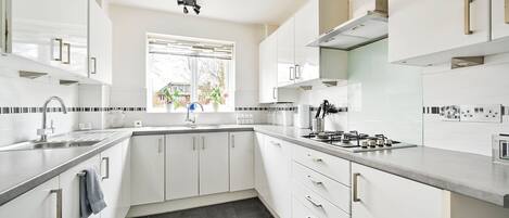 Kühlschrank, Mikrowelle, Ofen, Geschirrspüler