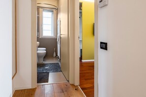Douche, sèche-cheveux, bidet, serviettes fournies