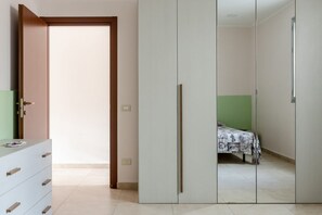 1 quarto, ferros/tábuas de passar roupa, berço de viagem