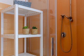 Een douche, een haardroger, een bidet