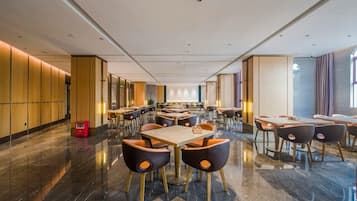 En rymlig hotellobby med flera sittgrupper, ett elegant marmorgolv och en modern design.