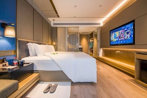 Quarto casal urbano, vista para a cidade | Cofres nos quartos, escrivaninha, espaço de trabalho para notebook
