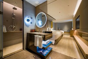 Kamar Twin Keluarga, pemandangan kota | Kamar mandi | Shower, pancuran hujan, perlengkapan mandi gratis, dan pengering rambut