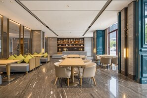 A modern hotel lobby with a central seating area, a reception desk, and a view of the street. - LIZ International Hotel Panyu Ginza Shiqiao Metro Branch - Free Shuttle Bus to Canton Fair Complex During Canton Fair Period (Guangzhou)