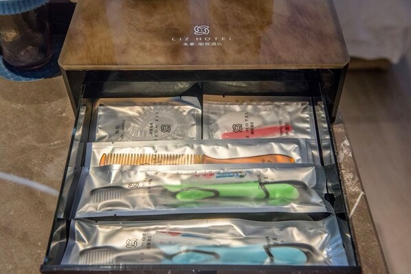 A drawer with neatly organized toiletries from Liz Hotel, including a comb, toothbrush, and razor. - LIZ International Hotel Panyu Ginza Shiqiao Metro Branch - Free Shuttle Bus to Canton Fair Complex During Canton Fair Period (Guangzhou)