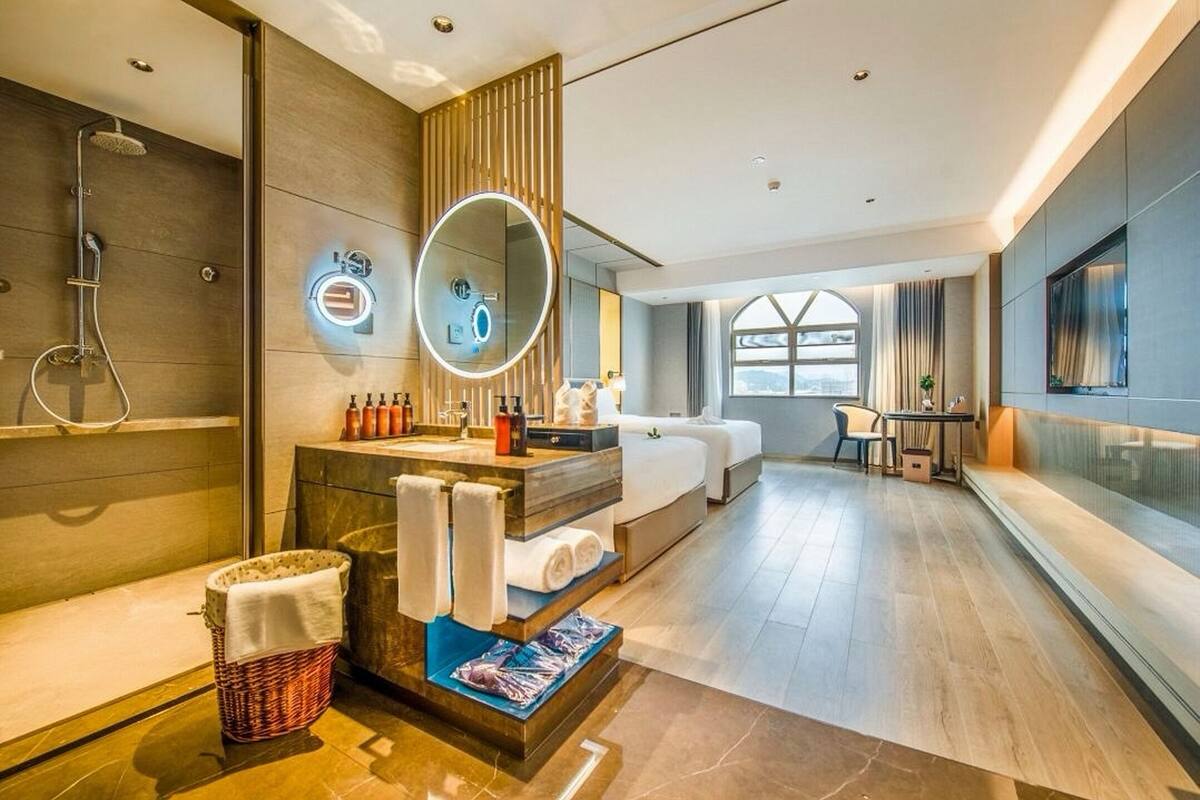Une salle de bain moderne avec un meuble-lavabo en bois, un grand miroir et un espace douche.
