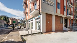 Un bâtiment dont la façade porte une enseigne indiquant « L&M LANDI & MORTE ASSICURAZIONI ».