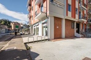 Un edificio con un cartel que indica 'L&M LANDI & MORTE ASSICURAZIONI' en la fachada.