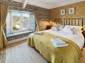 2 bedrooms, desk, iron/ironing board, Internet - Hare and Hounds, Exton (Nr Dulverton)