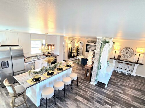 MAGNOLIA Charming 2-bedroom farmhouse in lovely Summerfield, NC with AC, WiFi.