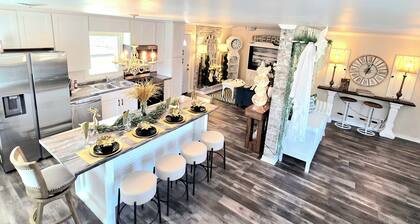 MAGNOLIA Charming 2-bedroom farmhouse in lovely Summerfield, NC with AC, WiFi.