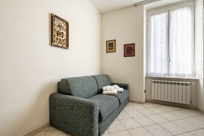TV - GuestHost - A Casa di Eufemia - Migliarina Station Apartment (La Spezia)