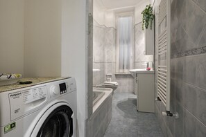 Sèche-cheveux, bidet, serviettes fournies
