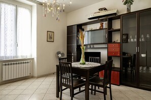 Dining - GuestHost - A Casa di Eufemia - Migliarina Station Apartment (La Spezia)