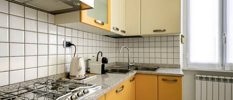 Een koelkast, een oven, een kookplaat, een vaatwasser