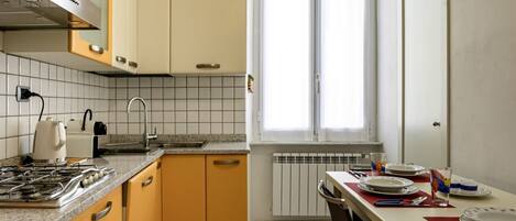 Fridge, oven, stovetop, dishwasher