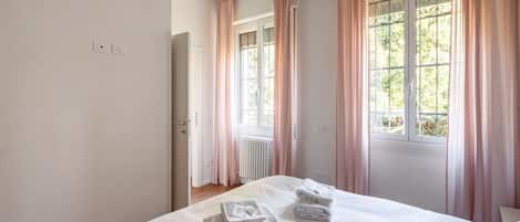 1 habitación, tabla de planchar con plancha, wifi y ropa de cama