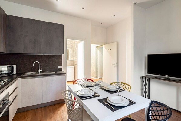 Fridge, microwave, oven, stovetop