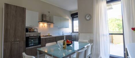 Fridge, oven, stovetop, coffee/tea maker